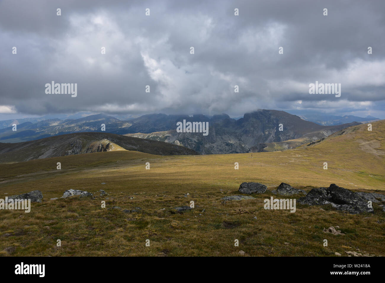 Razdela Saddleback in Rila Mountain, Bulgarien; Malyovitsa Ridge in der Ferne gesehen; stürmisches Wetter mit dramatisch bewölktem Himmel Stockfoto