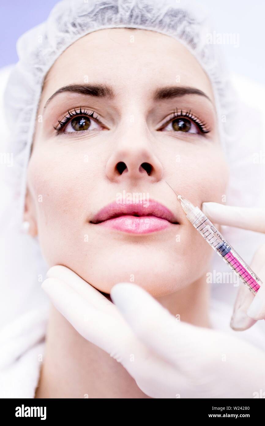 Junge Frau Injektion von Botox Injektion auf Gesicht, Nahaufnahme. Stockfoto