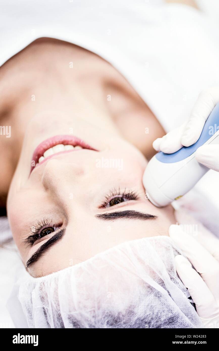 Hautarzt, Faltenbehandlung Behandlung im Gesicht der Frau, close-up. Stockfoto
