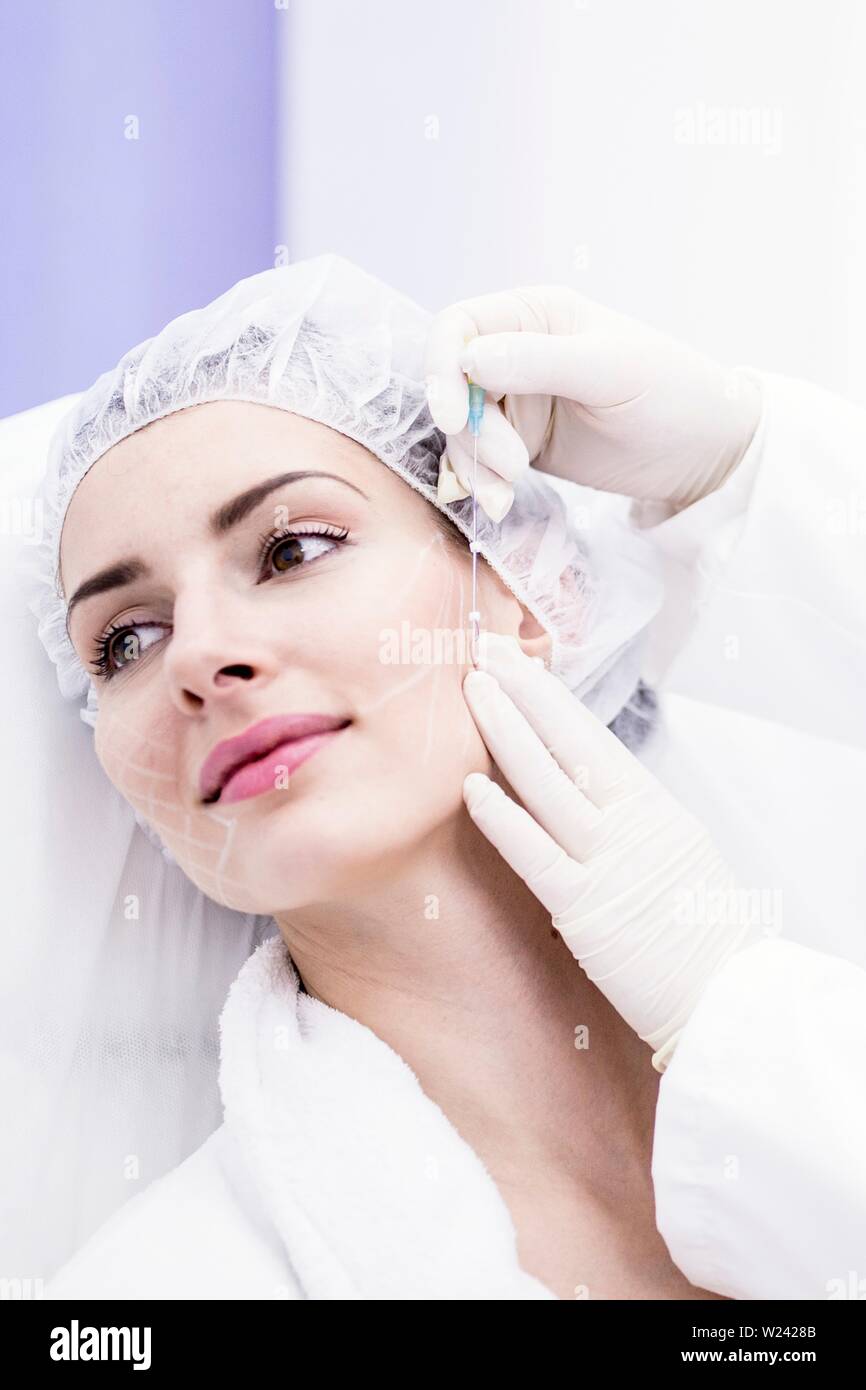 Dermatologe Anwendung thread Applikator auf Gesicht der Frau, close-up. Stockfoto