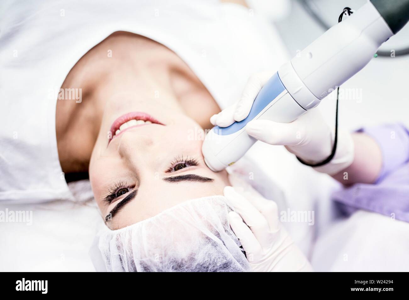 Hautarzt, Faltenbehandlung Behandlung im Gesicht der Frau, close-up. Stockfoto