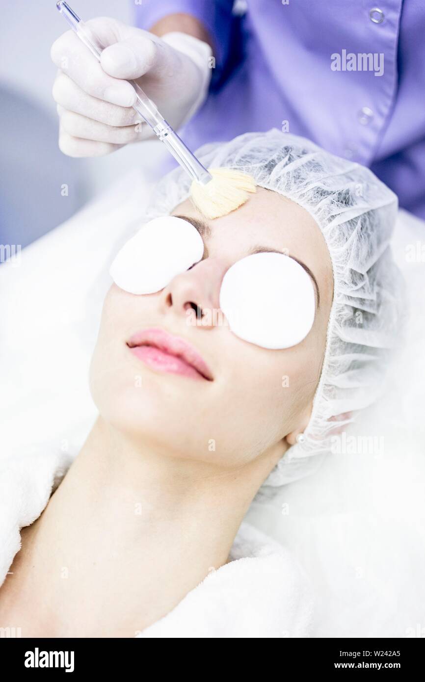 Dermatologe Reinigung Gesicht nach der Microdermabrasion Behandlung in der Klinik, close-up. Stockfoto