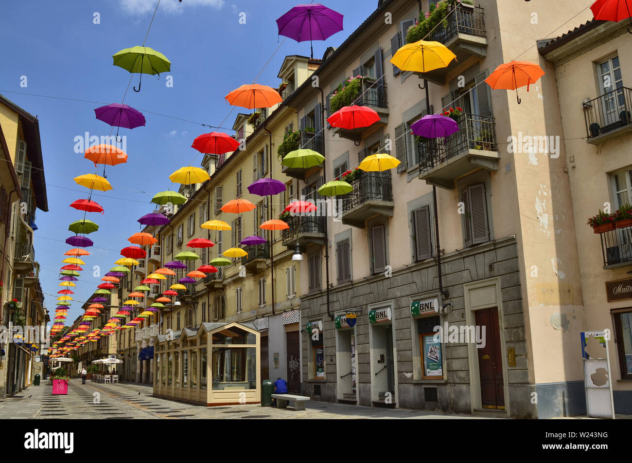 Turin, Piemont, Italien. Juni 2019. Installation mit der street artists  Festival geboren. Farbige Sonnenschirme, hängen zwischen den Häusern  entlang der Gassen Stockfotografie - Alamy