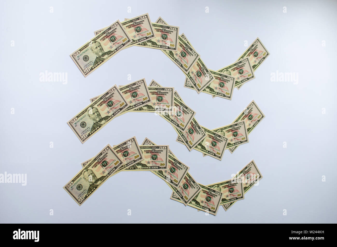 Facebook Waage logo mit 50-Dollarscheine. Konzeptionelle Foto für Facebook digitales Geld. Stockfoto