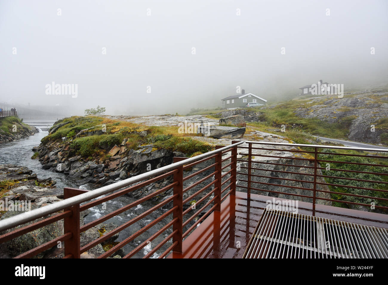 Brücke und Plattform auf den Trollstigen Mountain Road, Teil des norwegischen Scenic Route Geiranger - Trollstigen in Norwegen. Stockfoto