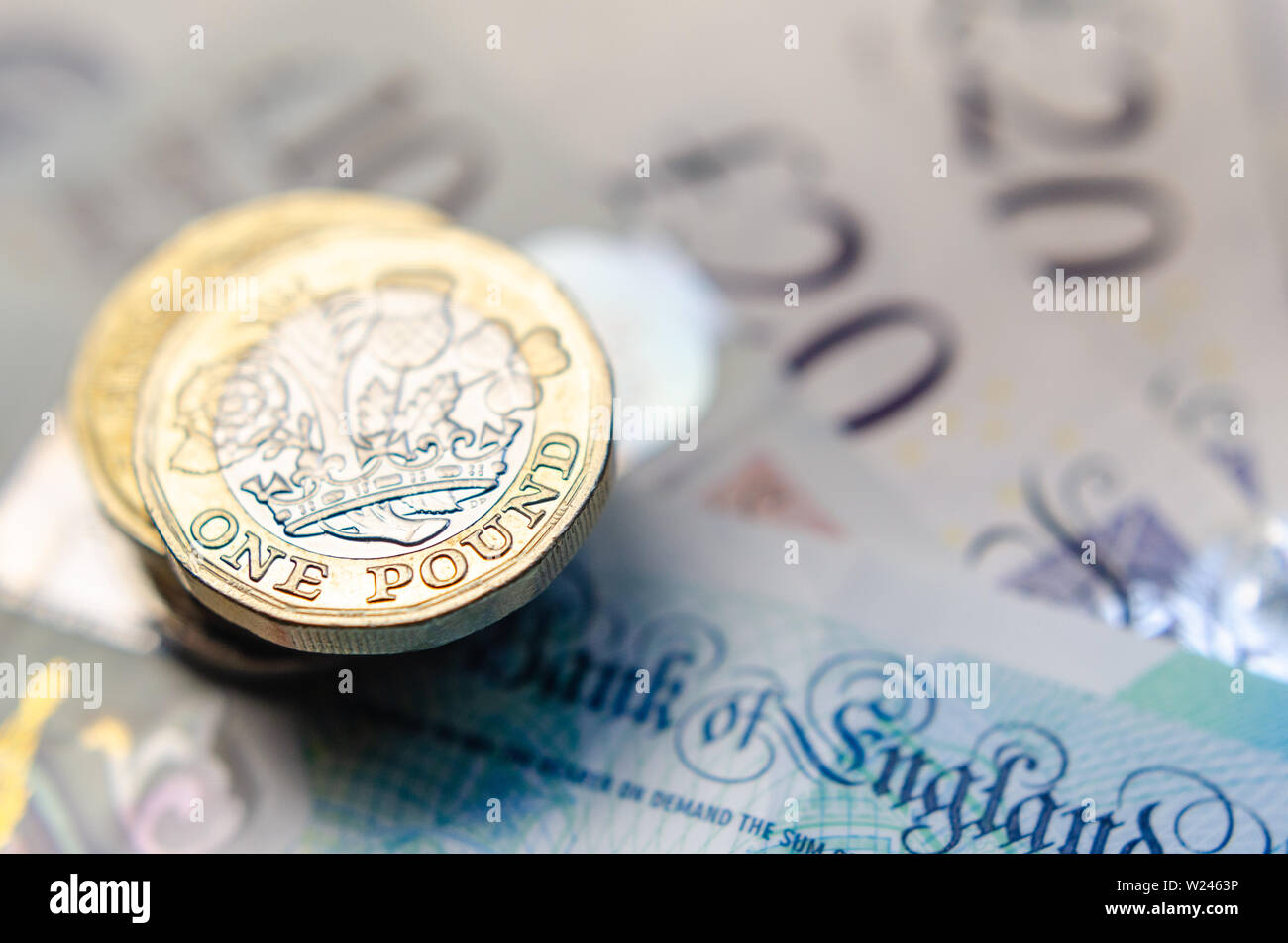 Makro Foto von einem Pfund, die Münzen und das Britische Pfund Banknoten unterschiedlicher Stückelung. Stockfoto