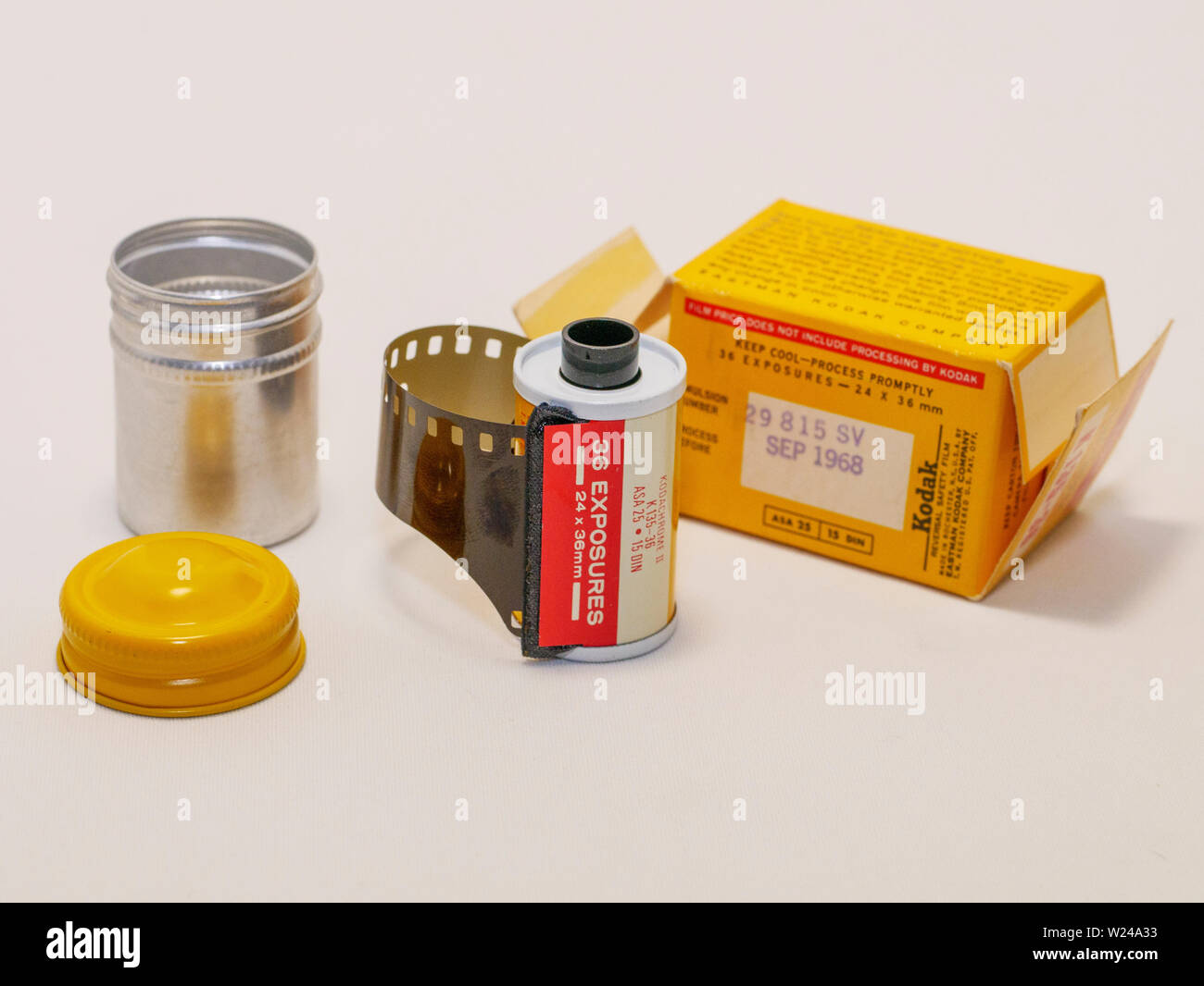 Kodak Kodachrome II 35mm-Patrone, im September 1968 abgelaufen. Stockfoto