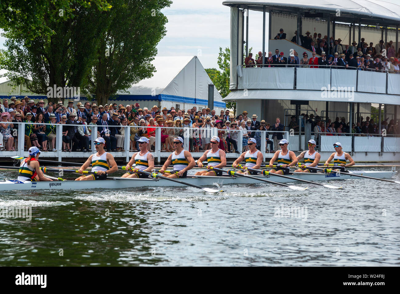 Henley-on-Thames, UK. 05. Juli, 2019. Henley Royal Regatta - Australian Defence Force beat Nederlandse krijgsmacht, Niederlande durch 4 Längen, die am Freitag in einer Hitze von der King's Cup. Nach dem Großen Krieg endete 1918 Henley Royal Regatta wurden gebeten, eine Royal Henley Regatta 1919 Frieden zu laufen, mit vier Veranstaltungen speziell für Soldaten der Alliierten Armeen. Gewonnen durch die australische Armee Crew, den Gold Cup wurde die Regatta von Seiner Majestät König George V. Credit präsentiert: Gary Blake/Alamy leben Nachrichten Stockfoto