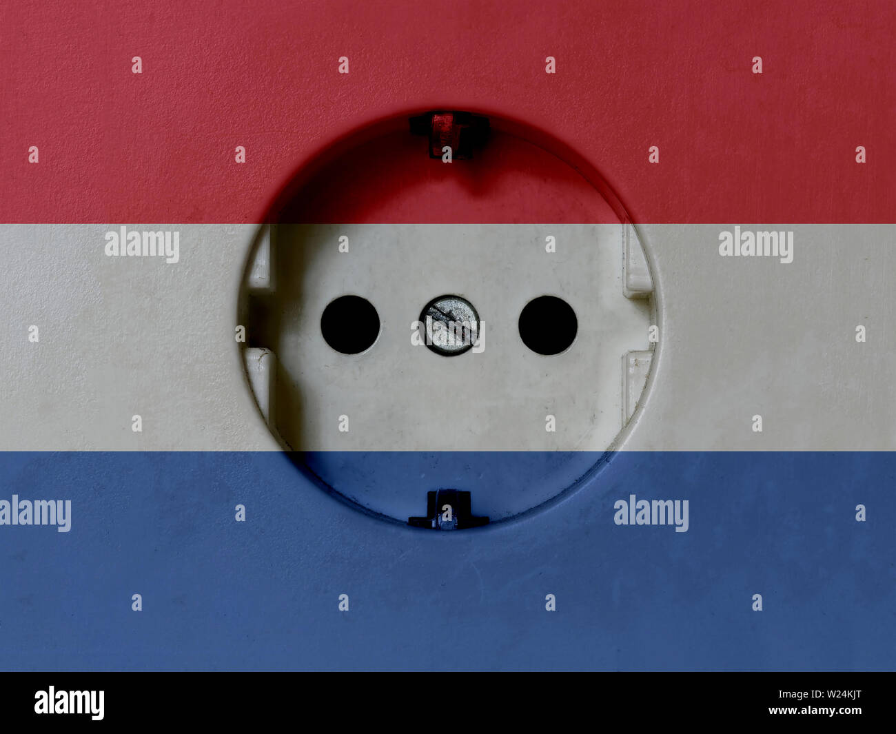 Strom Konzept: Schmutzige Typ F Steckdose für die Stromversorgung mit  Niederlande Flagge Stockfotografie - Alamy