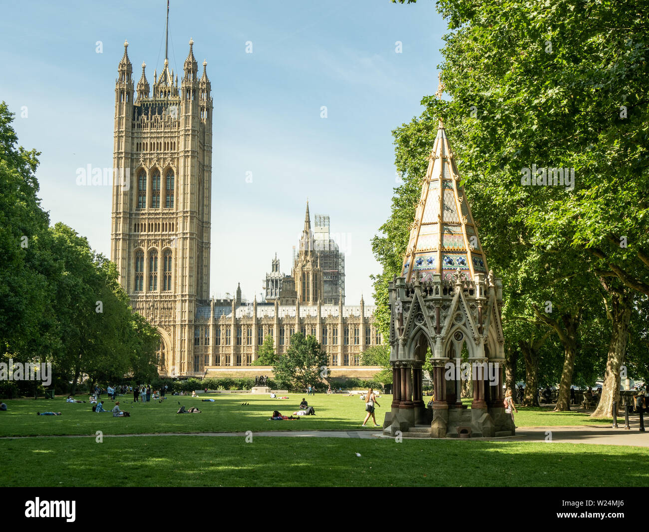 Die Parlamentsgebäude mit dem Victora Tower sind von den Gärten des Victoria Tower, London, England, aus zu sehen. Stockfoto