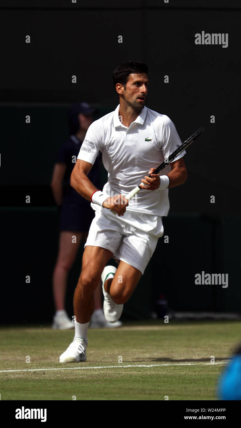 London, Großbritannien. 05. Juli, 2019. Wimbledon, 5. Juli 2019 - Novak Djokovic während seines zweiten runden Match gegen Hubert Hurkacz von Polen heute in Wimbledon. Quelle: Adam Stoltman/Alamy leben Nachrichten Stockfoto