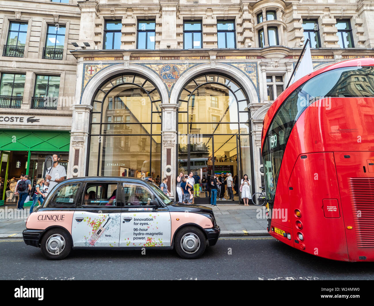 Apple Store in der Regent Street als Taxi Pausen im Verkehr draußen. London, England. Stockfoto