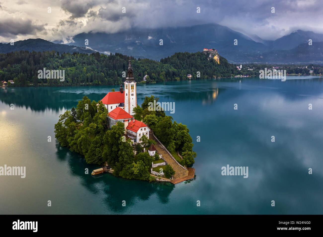 Der See von Bled, Slowenien - Luftbild des schönen Sees Bled (Blejsko Jezero) mit der Wallfahrtskirche Mariä Himmelfahrt der Maria auf einer kleinen Insel und Stockfoto