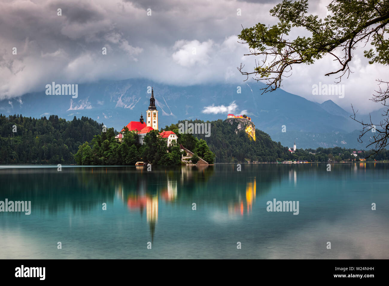 Bled, Slowenien - schöner Morgen Blick auf den Bleder See (Blejsko Jezero) mit der Wallfahrtskirche Mariä Himmelfahrt der Maria und die Burg von Bled und Julian Stockfoto