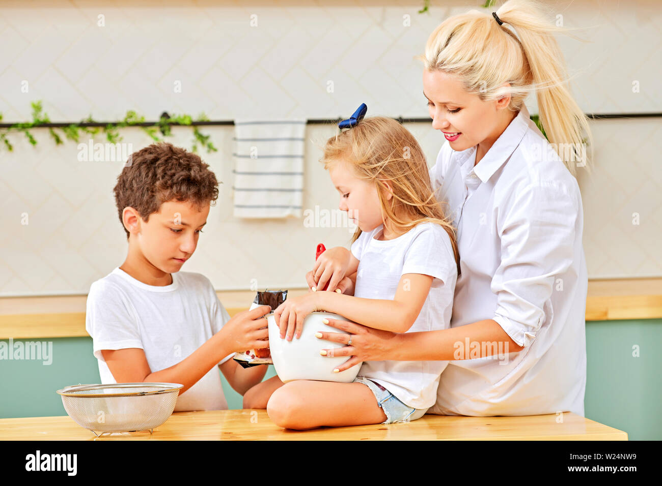 Glückliche Familie Vorbereitung Gebäck in der Küche zusammen Stockfoto