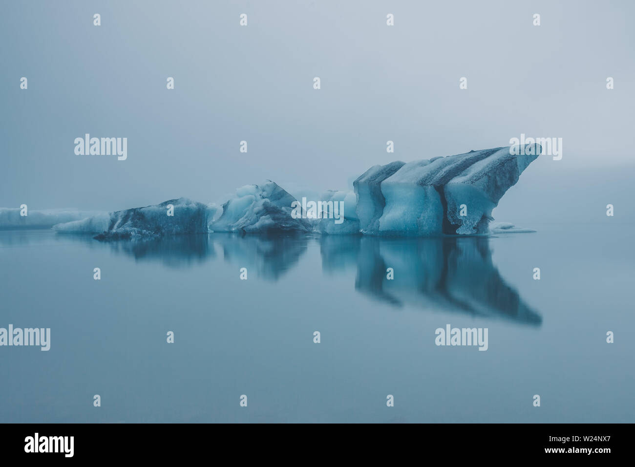 Island um Mitternacht - schmelzende Eisberge von Jökulsárlón Gletscher Stockfoto