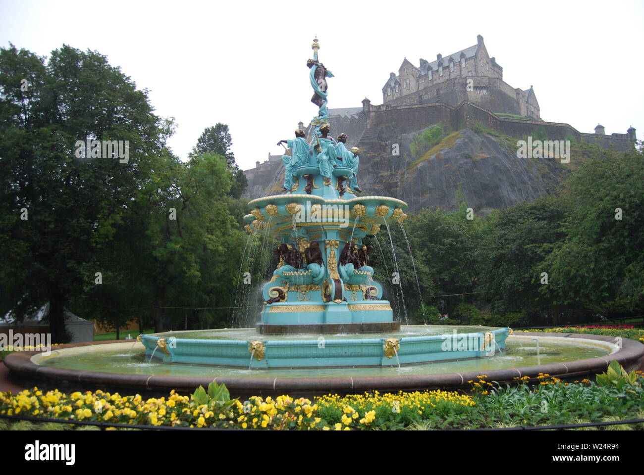 Brunnen in der Mitte eines Parks mit Wasser Stockfoto