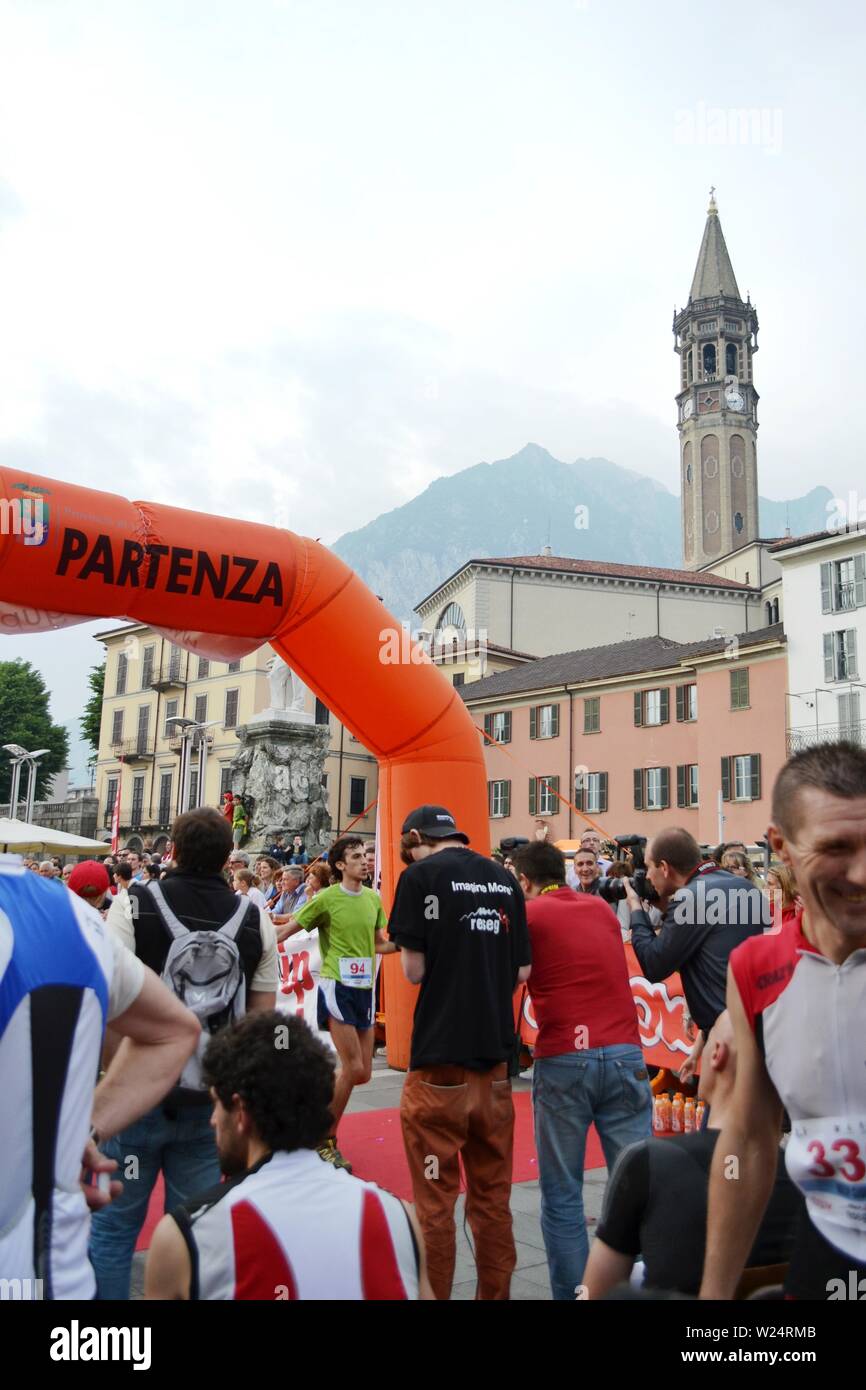 Lecco/Italien - Juni 1, 2013: Sportler im Ziel der 'Lecco Stadt angekommen - Berg Resegone" läuft Marathon Event. Stockfoto