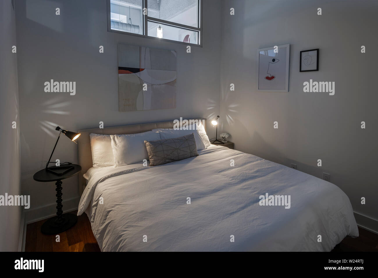 Weiß Bett in kleinen Ferienwohnung Schlafzimmer Innenraum Stockfoto