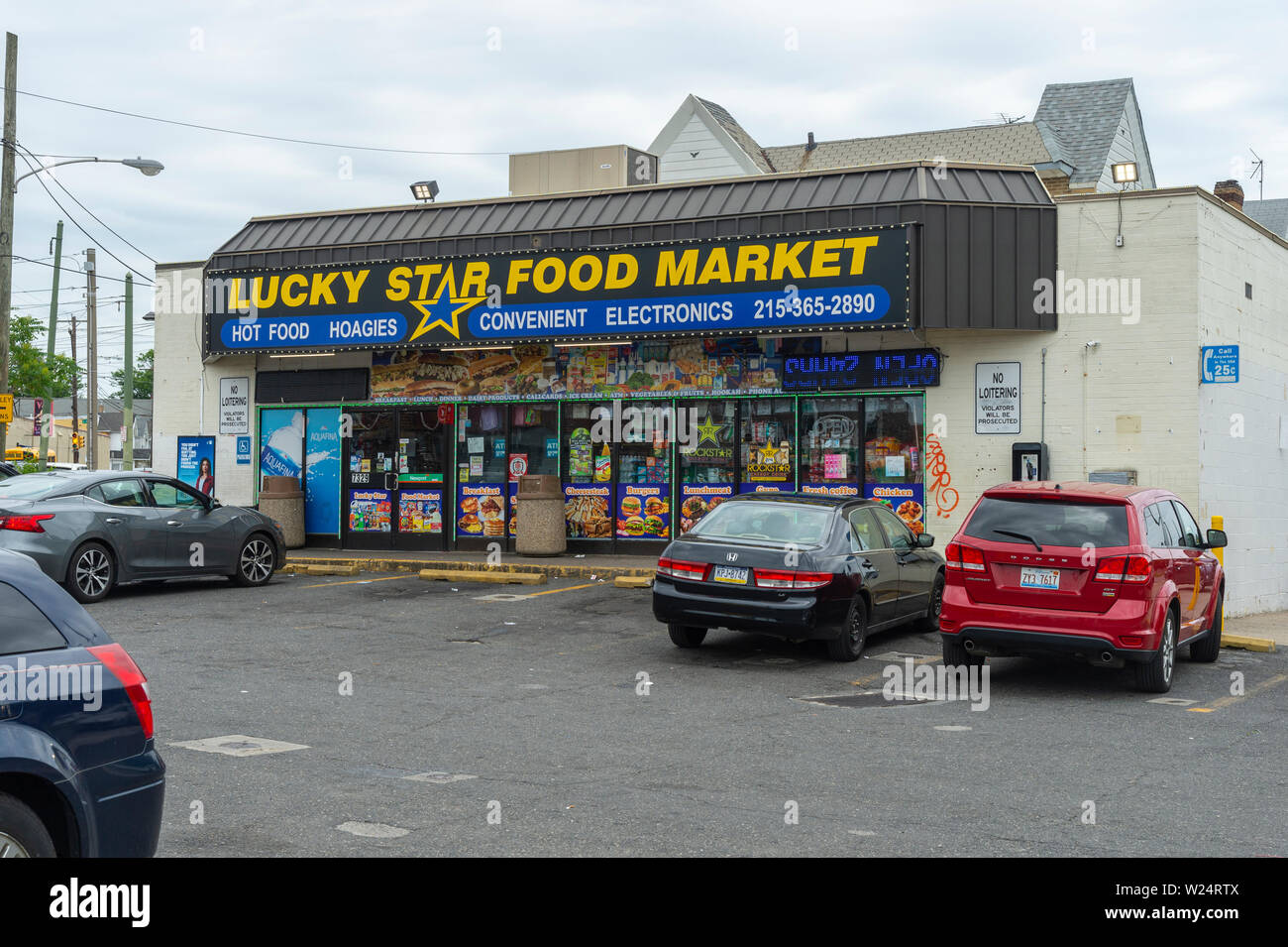 Die Außenseite des städtischen Convenience store Lucky Star, Philadelphia, USA Stockfoto