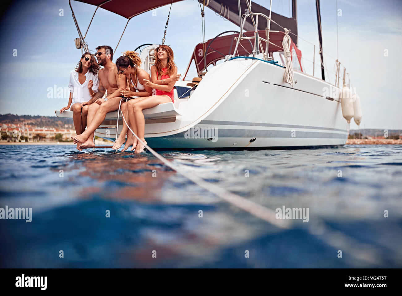 Gerne jungen Menschen entspannend auf der Yacht Deck Stockfoto