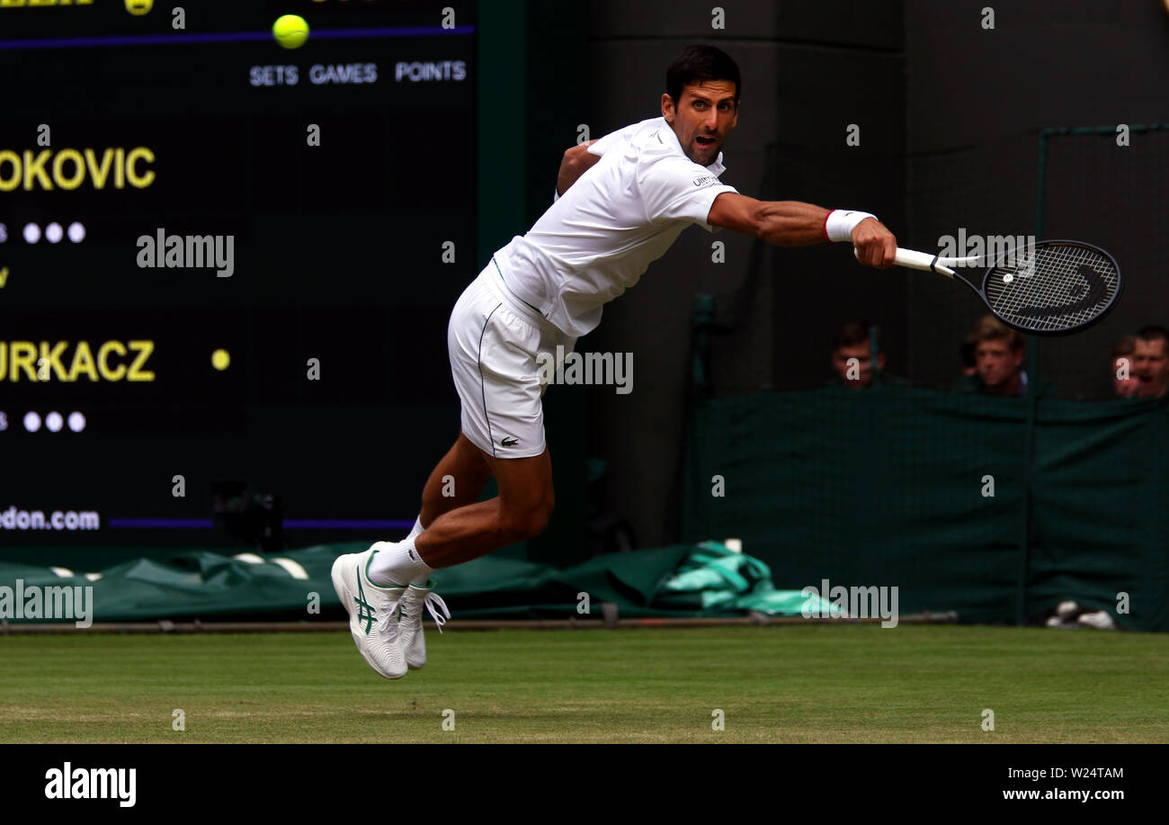 London, Großbritannien. 05. Juli, 2019. Wimbledon, 5. Juli 2019 - Novak Djokovic während seines zweiten runden Match gegen Hubert Hurkacz von Polen heute in Wimbledon. Quelle: Adam Stoltman/Alamy leben Nachrichten Stockfoto