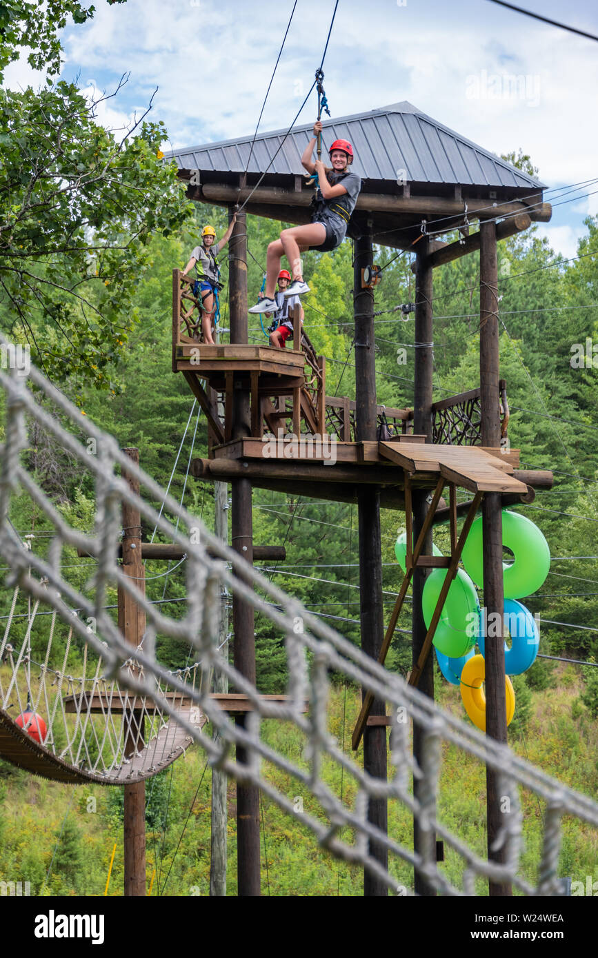 Junge Frau ziplining am kühlen Fluss Abenteuer am Chattahoochee River in Helen, Georgia. (USA) Stockfoto