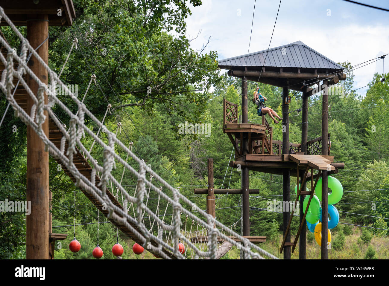 Ziplining am kühlen Fluss Abenteuer am Chattahoochee River in Helen, Georgia. (USA) Stockfoto