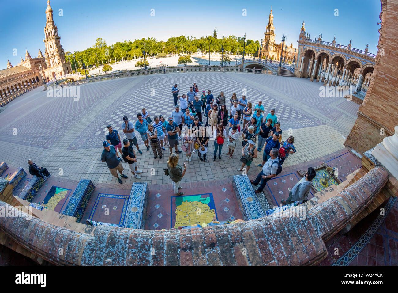 Tour Gruppe in der Plaza de Espana, Spanien Square in Englisch eine Plaza im Parque de María Luisa (Maria Luisa Park), in Sevilla, Spanien Stockfoto