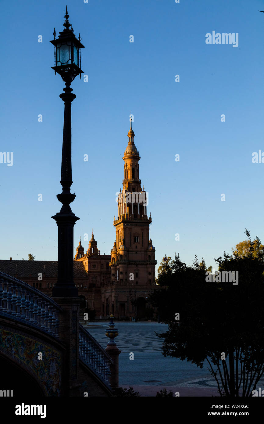 Am frühen Morgen Licht auf der Plaza de Espana, Spanien Square in Englisch eine Plaza im Parque de María Luisa (Maria Luisa Park), in Sevilla, Spanien Stockfoto