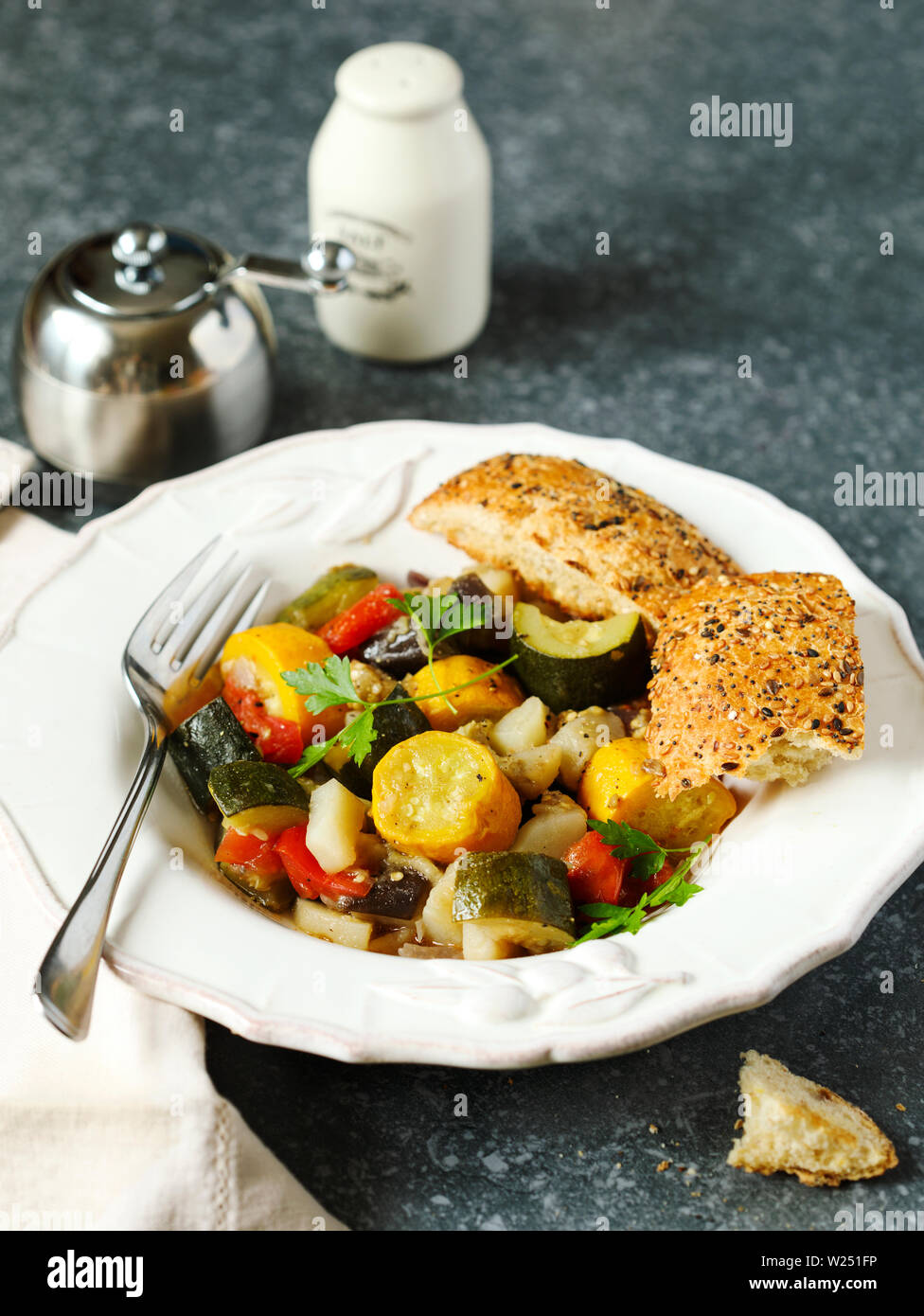 Gemüseragout. Vegetarischer Eintopf von Zucchini, Auberginen, Zwiebeln, Kartoffeln und Tomaten mit Kräutern. Stockfoto