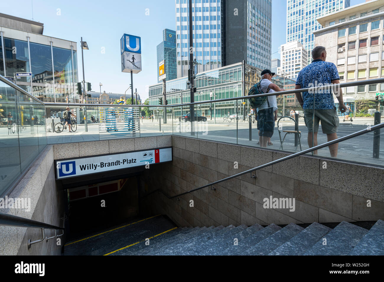 Frankfurt am Main, Deutschland. Juli 2019. U-Bahn Eingang in Willy Brandt Platz Stockfoto