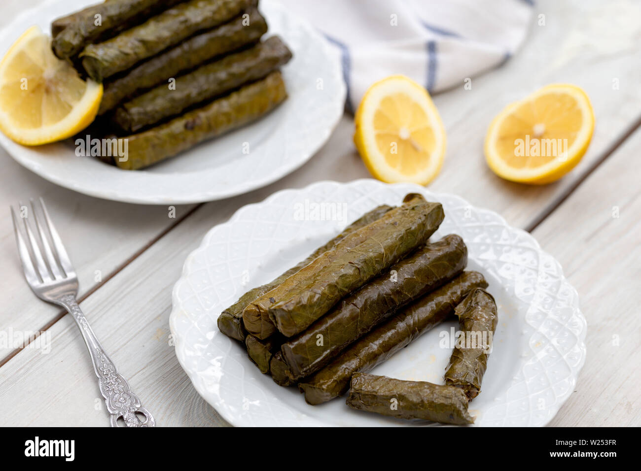 Sarma, gefüllte Weinblätter in einer Platte, die traditionelle ...