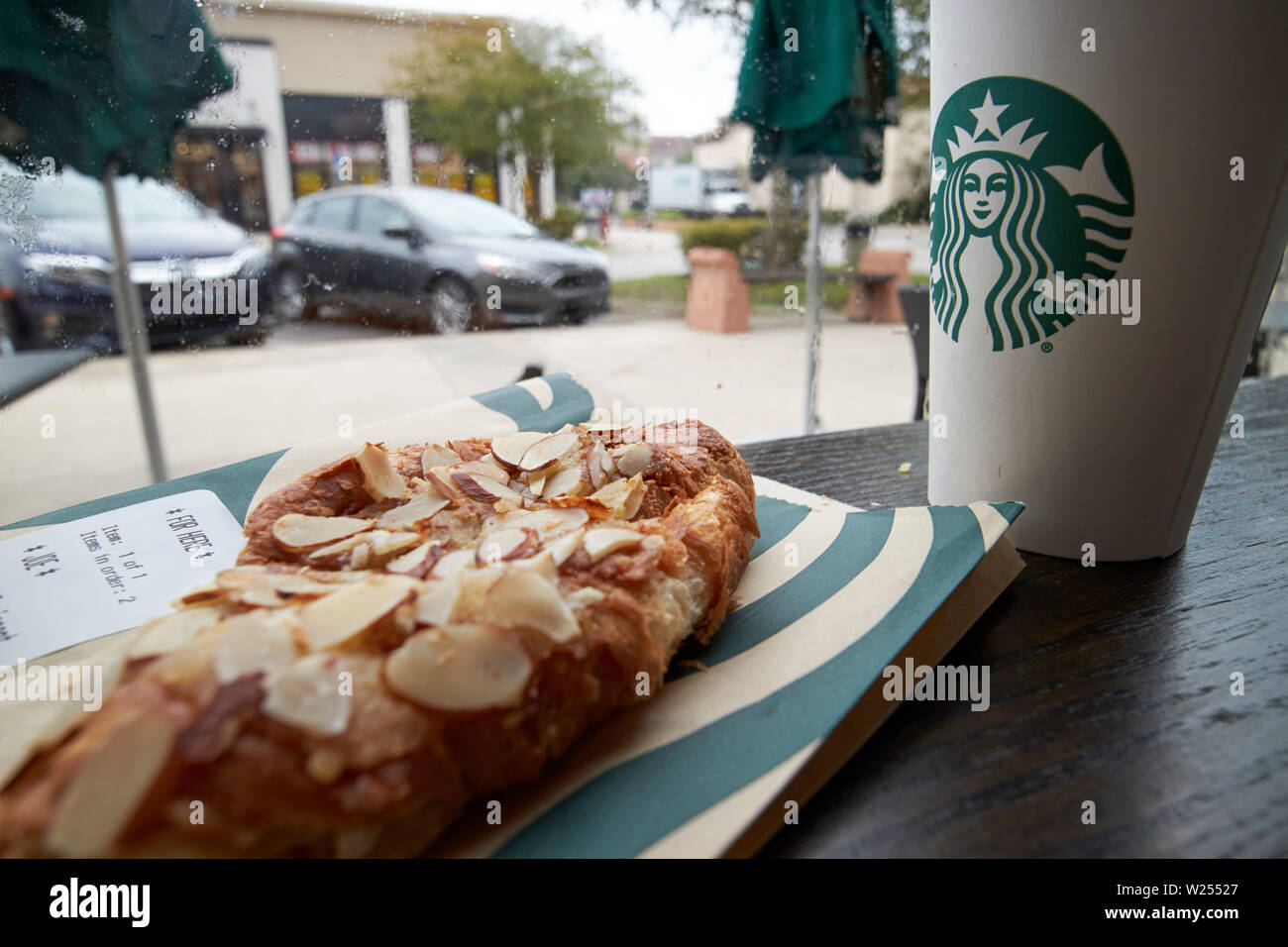 Starbucks Kaffee und Croissant im Fenster der Starbucks Coffee shop St Johns Town Center Jacksonville Florida USA Stockfoto