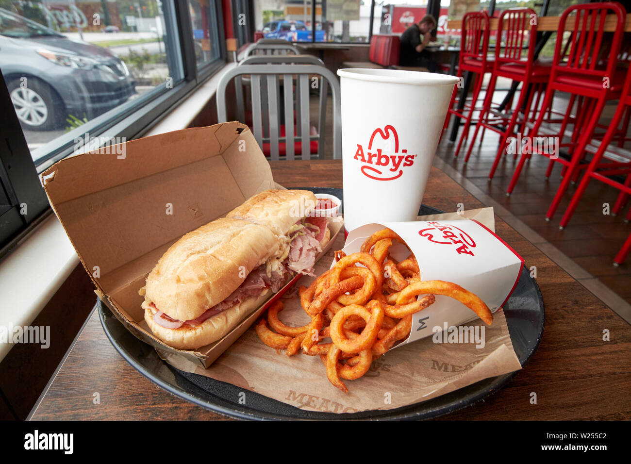 Arbys Sandwich essen in einem Restaurant in Jacksonville Florida USA Stockfoto