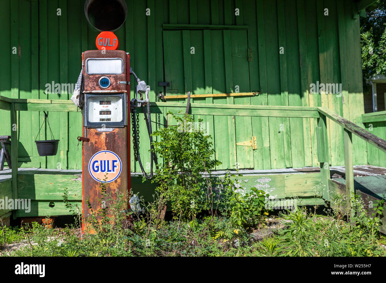 Schriever, Louisiana - Ein alter Golf Benzin pumpe an der Alten grünen Speichern. Stockfoto