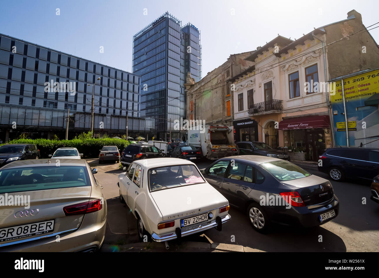 Bukarest, Rumänien - Juli 07, 2019: Ein modernes Hochhausgebäude, genannt die Markierung Turm, im Gegensatz zu einigen alten Gebäuden auf einer Straße in Bucha Stockfoto