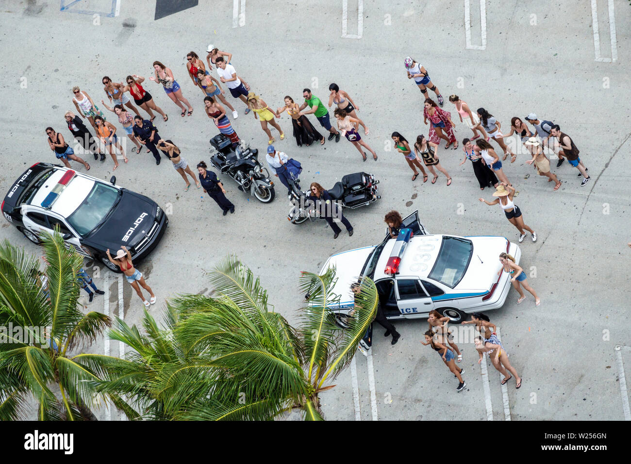 Miami Beach, Florida, North Beach, Meerwasserterrasse, männlicher Stripclub, Filmaufnahmen, Tänzer, Schauspieler, Extras, Erwachsene Erwachsene, Frau, weibliche Dame, Polizeiauto Stockfoto