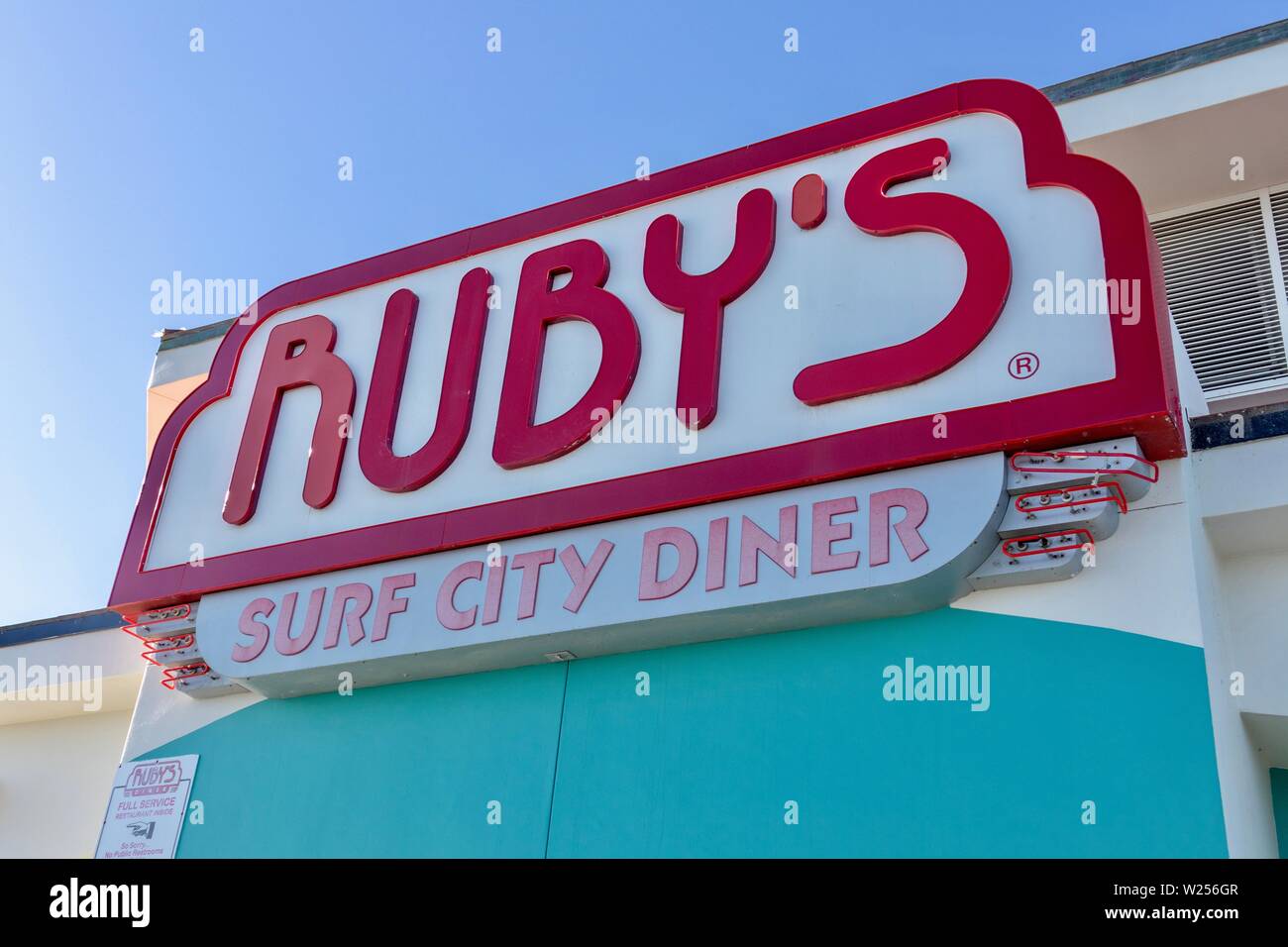 Ruby's Surf City Diner Schild gegen den blauen Himmel Stockfoto