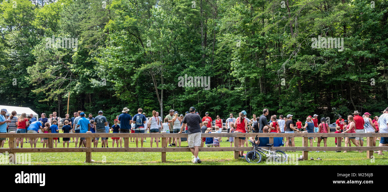 Am 4. Juli Festlichkeiten an Georgiens Vogel State Park gehören ein Ei werfen, Dreibeinigen Rennen, Wasser Ballon werfen, und gefettet Pole klettern. (USA) Stockfoto