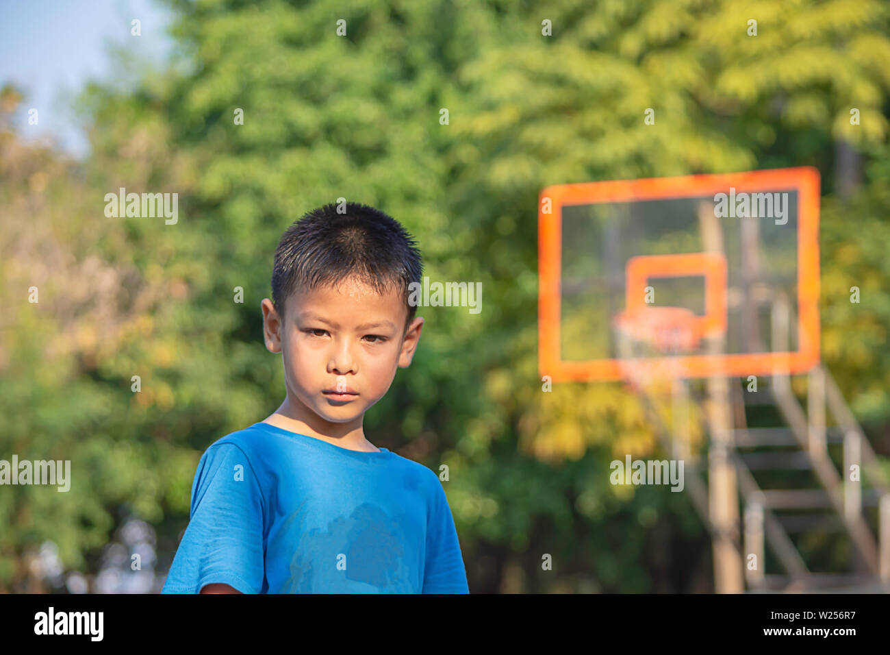 Portrait von asiatischen Jungen Schwitzen Gesicht Hintergrund am Basketballplatz. Stockfoto