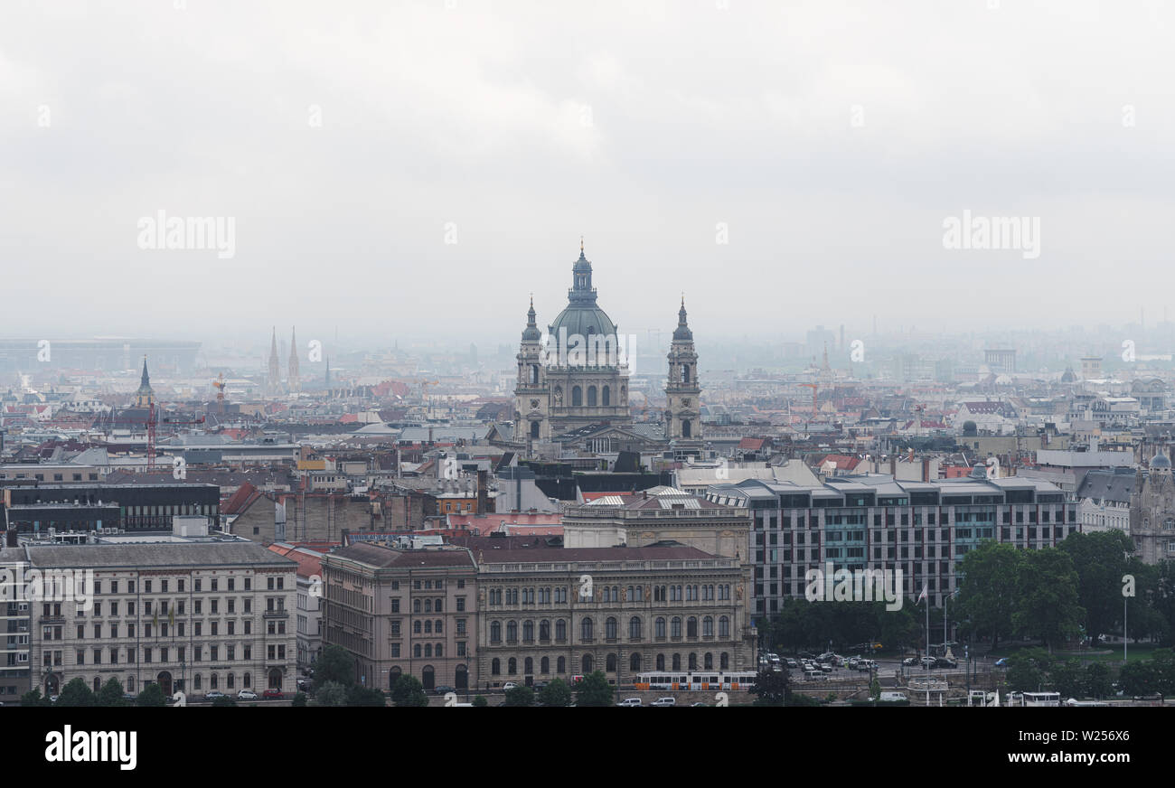 Panoramablick auf die Stadt Budapest, Ungarn in misty morning Stockfoto