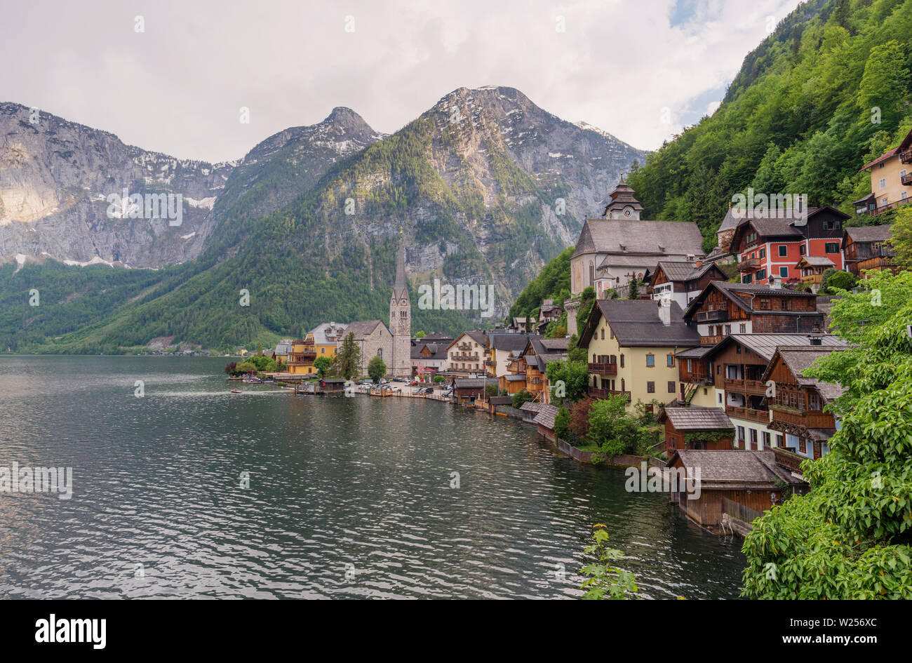 Panoramablick auf den See mit Berg- und Hallstatt Dorf im Sommer, Wahrzeichen und Reiseziel in Österreich Stockfoto