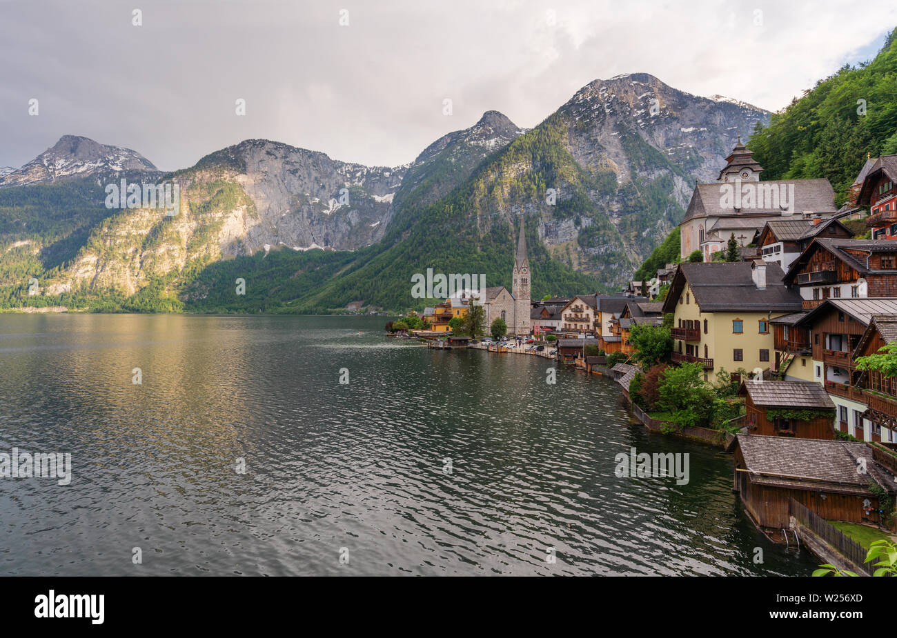 Panoramablick auf den See mit Berg- und Hallstatt Dorf im Sommer, Wahrzeichen und Reiseziel in Österreich Stockfoto