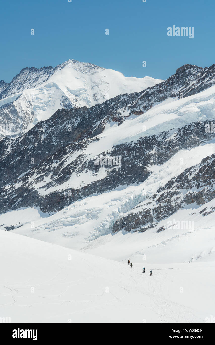Schweizer Alpen Landschaft voller Schnee im Winter, mit einer Gruppe von Reisenden Trekking zum Gipfel Stockfoto