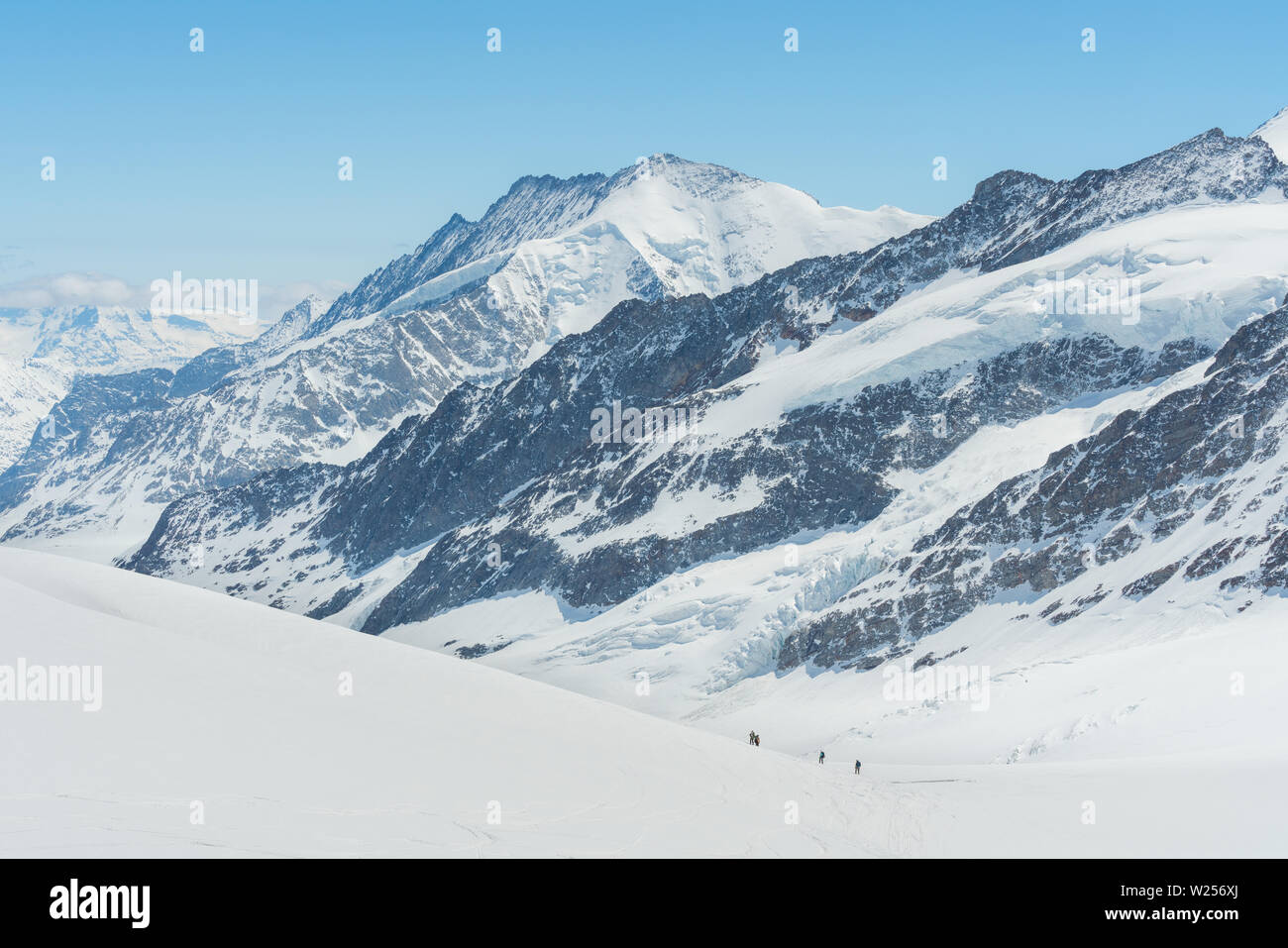 Schweizer Alpen Landschaft voller Schnee im Winter, mit einer Gruppe von Reisenden Trekking zum Gipfel Stockfoto