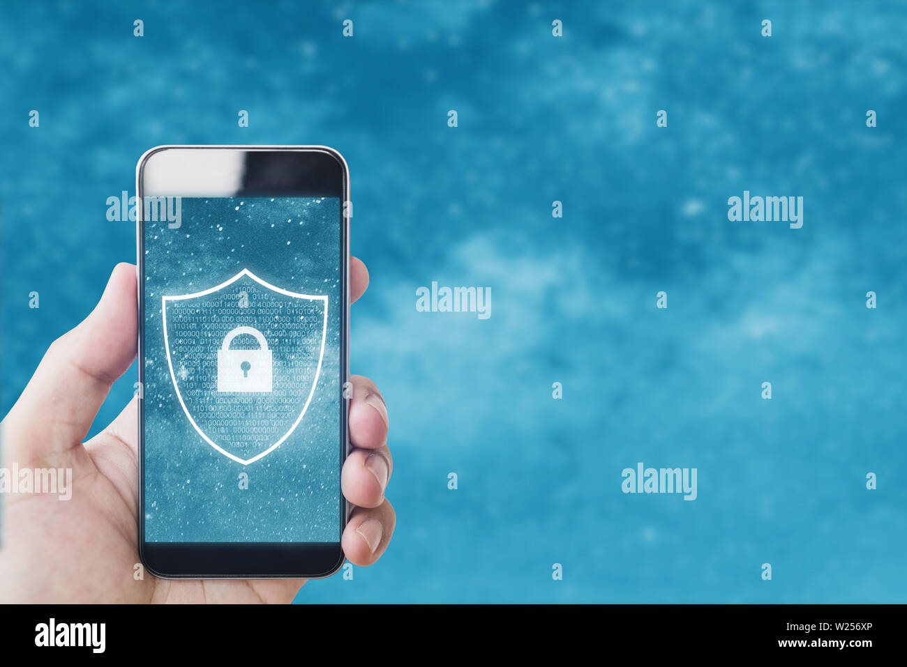 Handy und Internet Sicherheit online Sicherheit System. Hand mit smart phone mit Sperrsymbol auf dem Display Stockfoto
