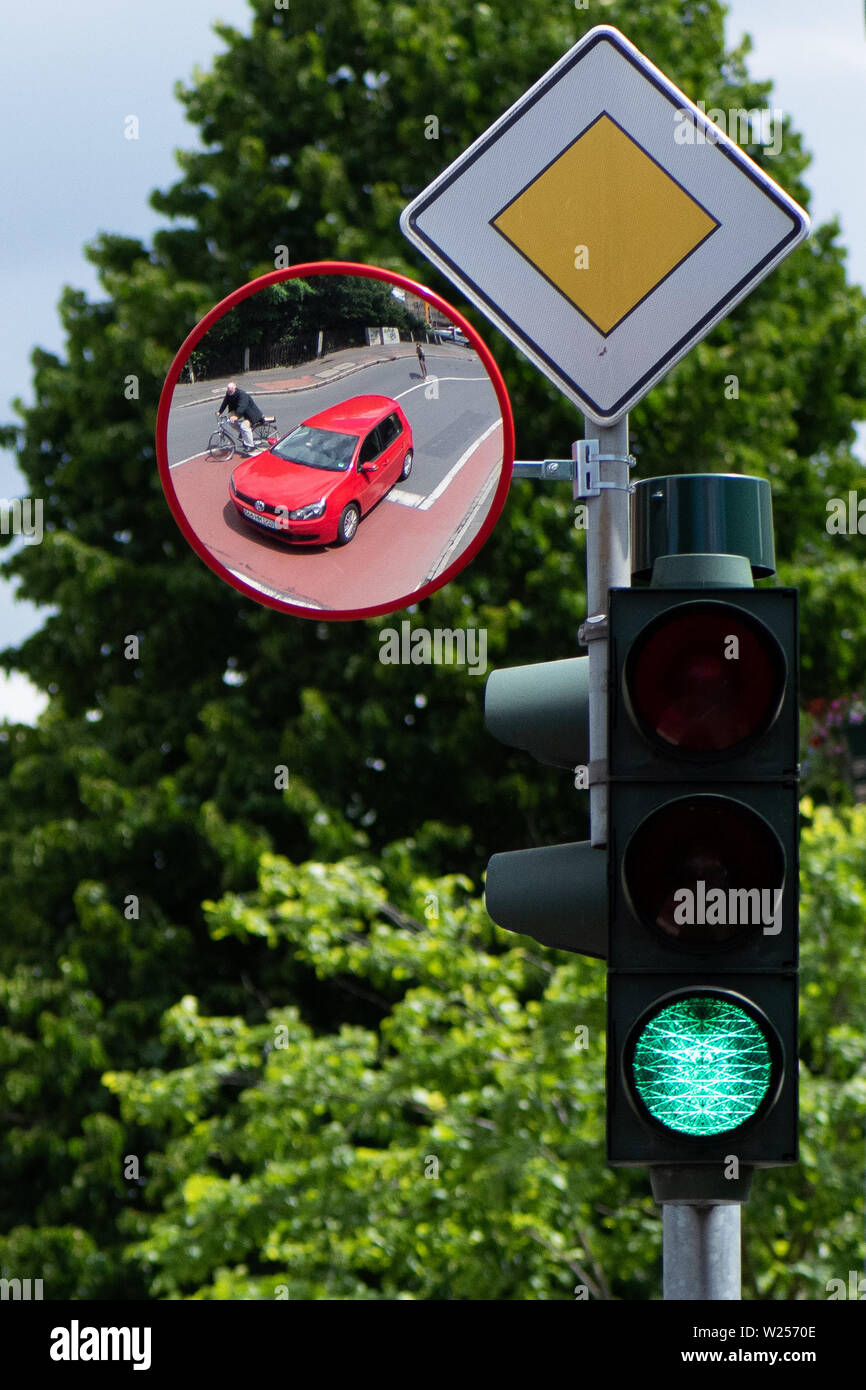 20. Juni 2019, Niedersachsen, Göttingen: ein Trixi-Spiegel für mehr  Sicherheit im Straßenverkehr ist eine Ampel befestigt. Der Verkehr spiegeln  das Blickfeld erweitern, vor allem für Lkw- und Busfahrer, wenn Sie rechts  abbiegen.