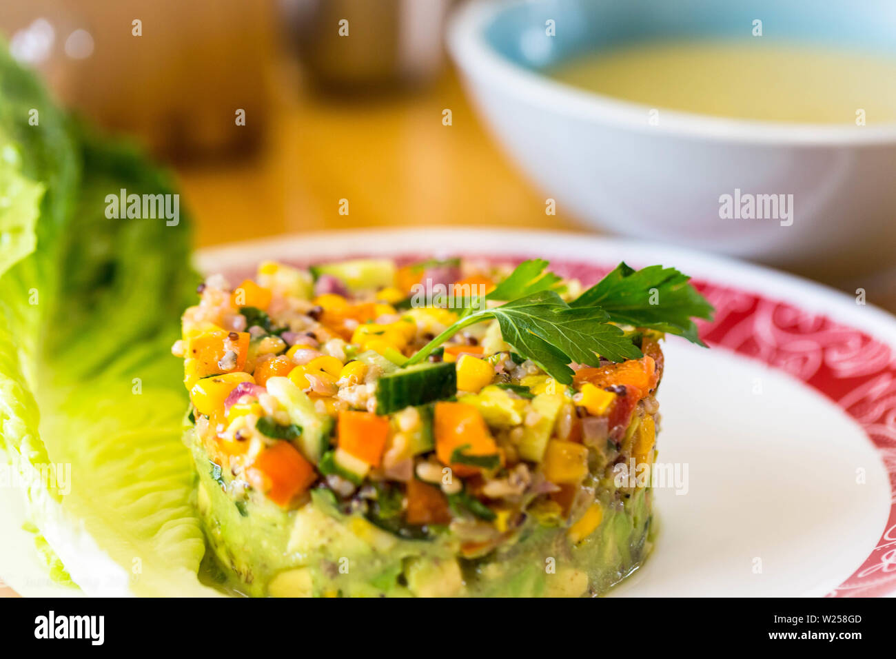 Avocado Salat und Kartoffel Lauch Suppe für fleischlosen Montag Stockfoto