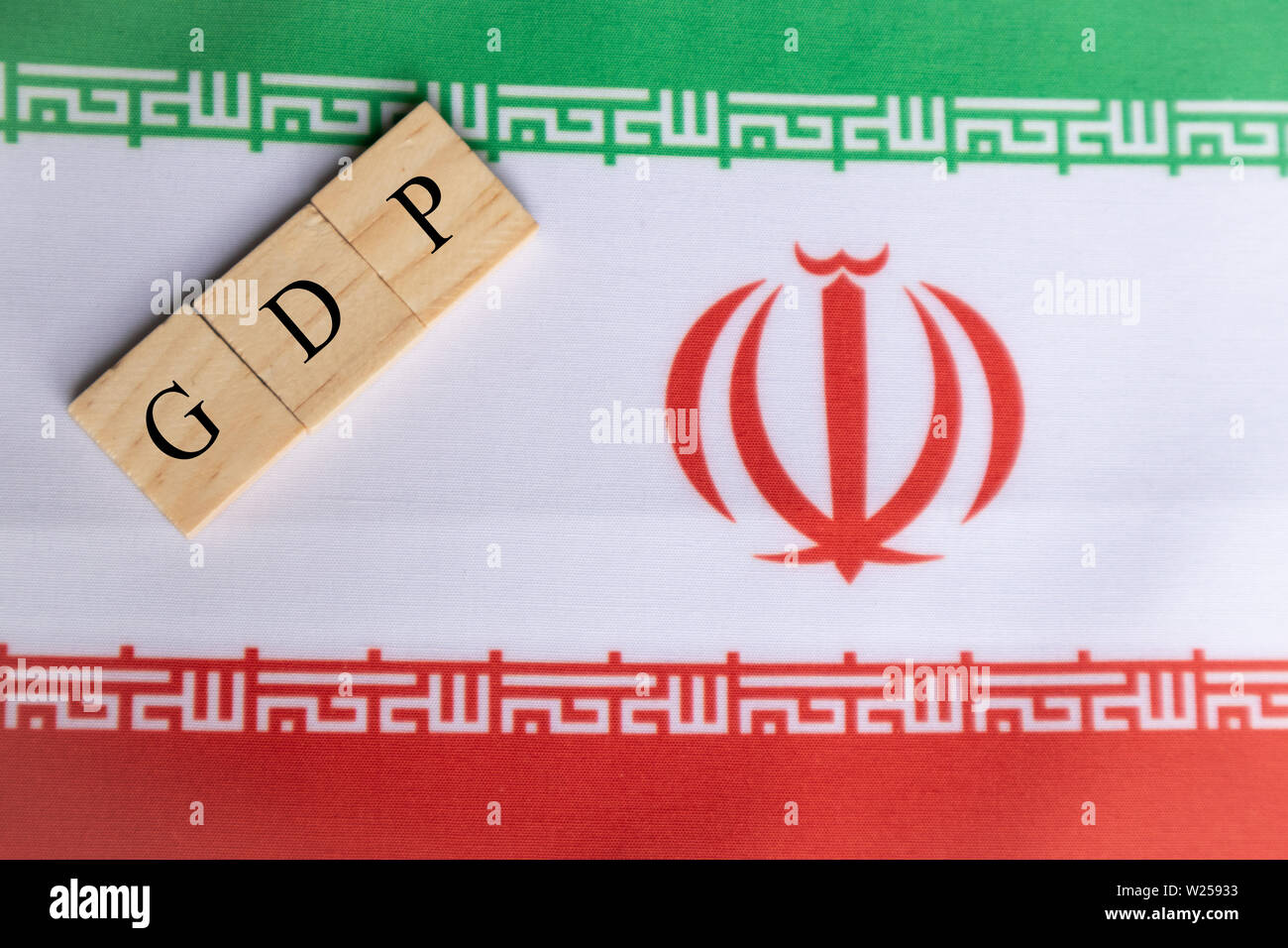 Bruttoinlandsprodukt oder BIP des Iran in Holzblock Buchstaben auf den Iran Flagge